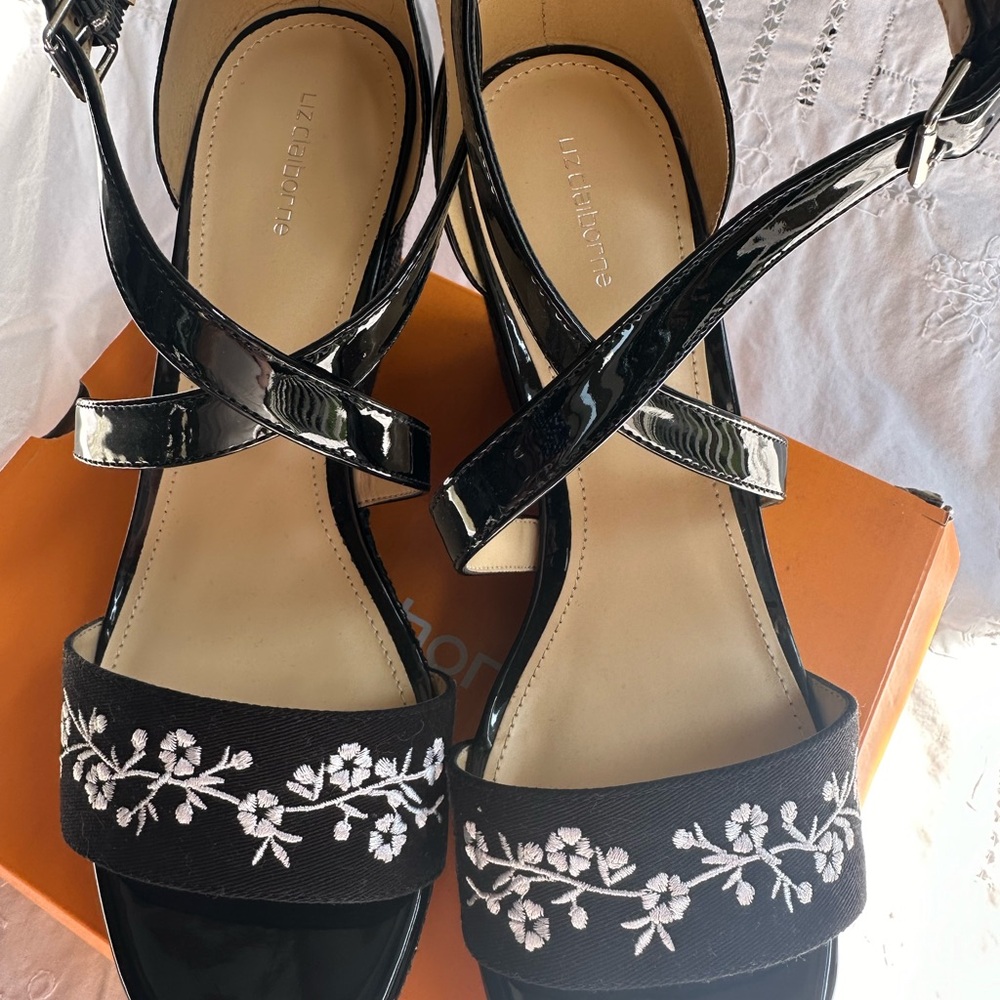 NEW LIZ CLAIBORNE Black White Flowers Strappy Wedge Sandal Shoes NWB adorable! - Picture 8 of 12